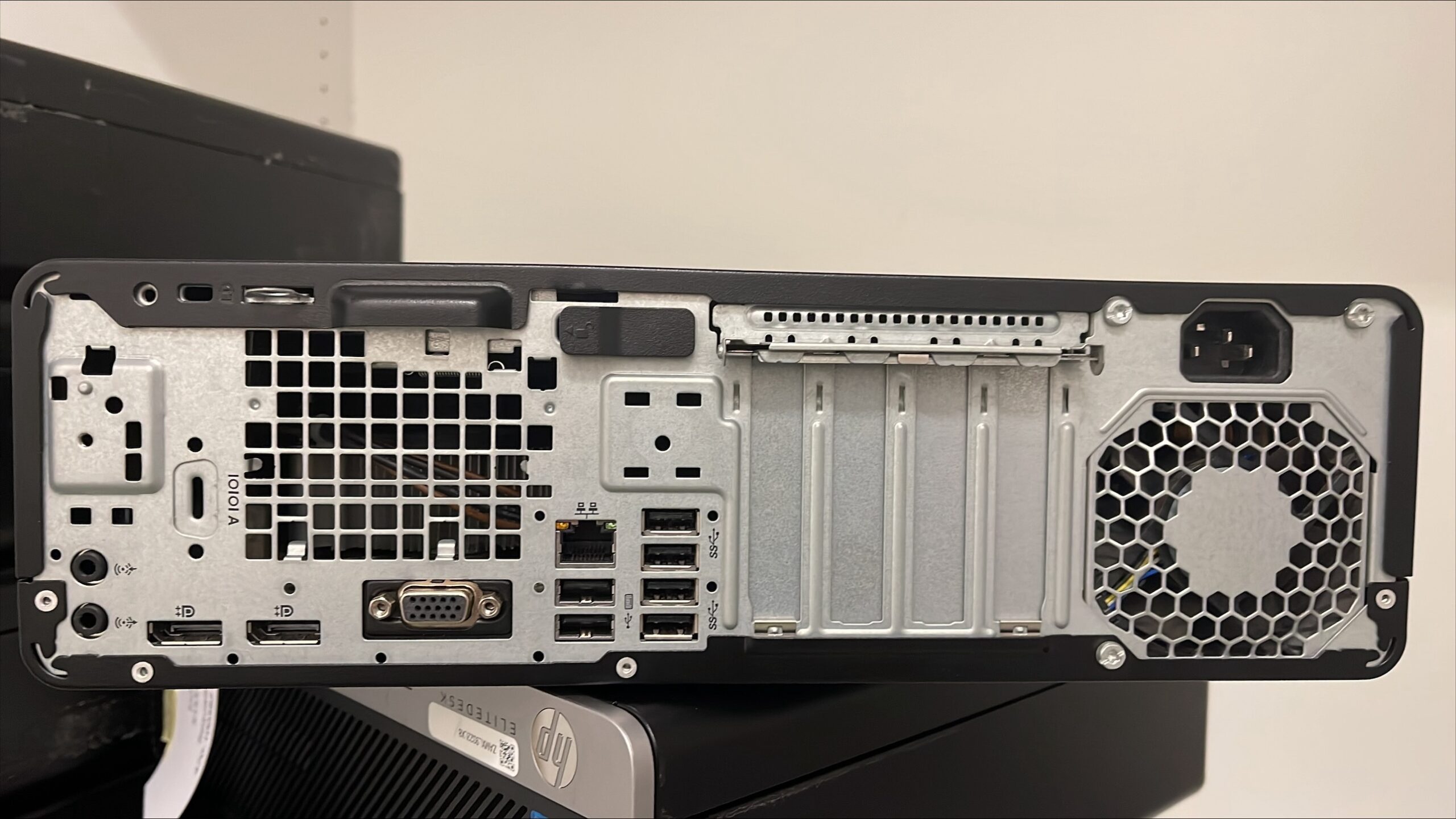 HP g4 desktop computer back showing ports